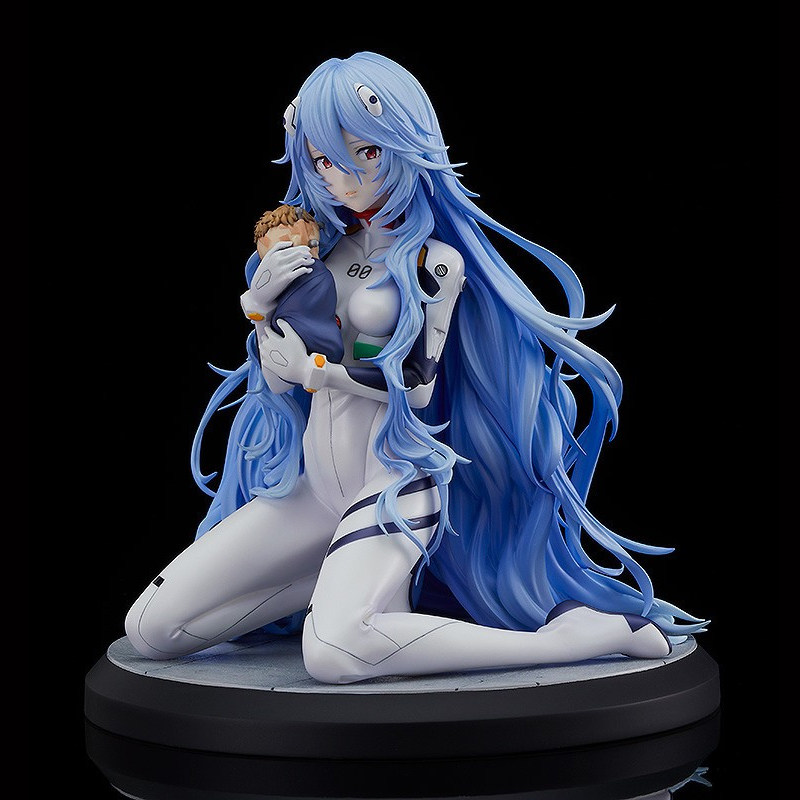 Евангелие нового века, новая театральная версия длинноволосой модели Ayanami Zero, держащей младенца на руках, украшает витрину.