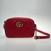 Новая камера Gucci GG Marmot mini с красным плечом