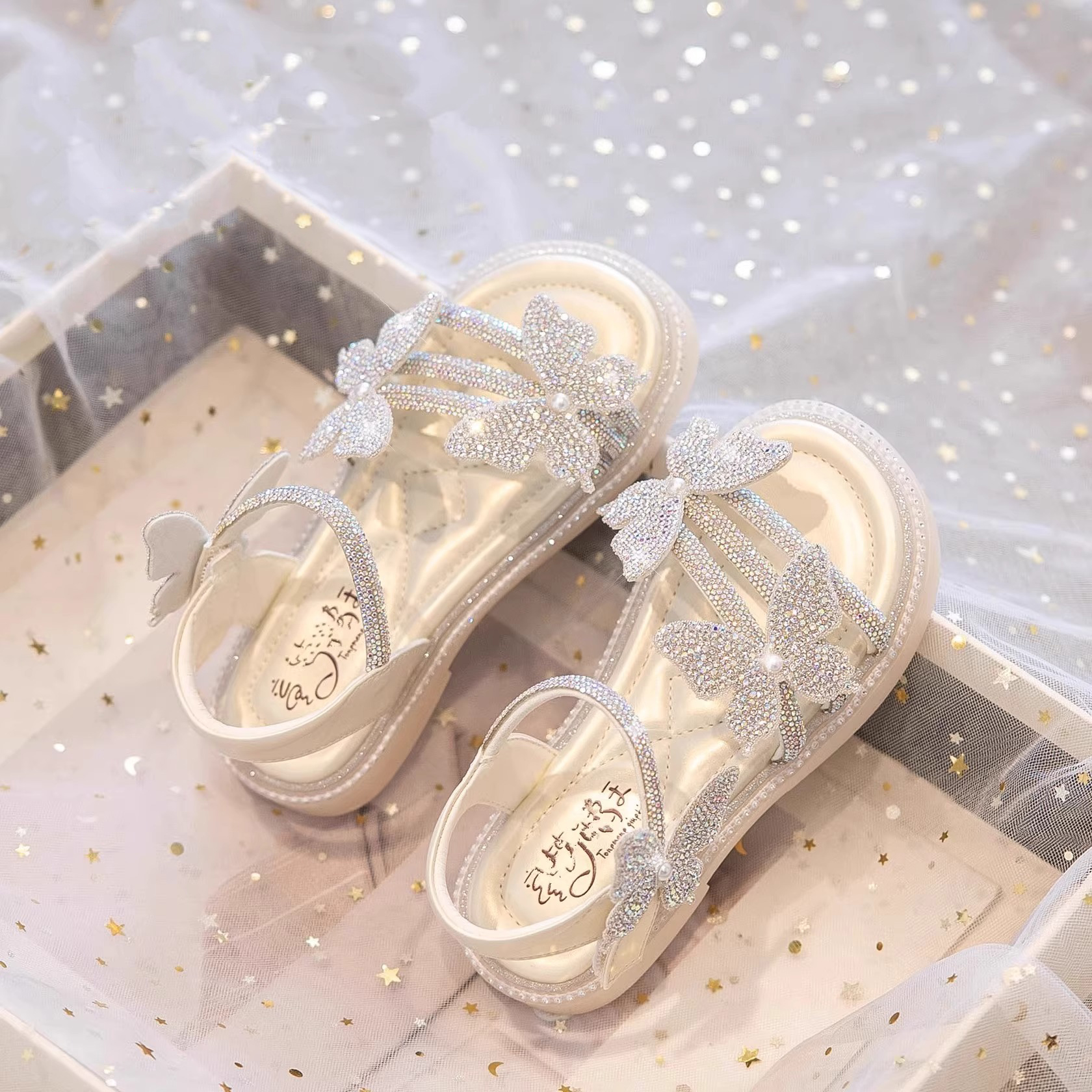 Кожаные сандалии принцессы Айши с украшением в виде кристаллов для девочек, новинка 2025 года, летняя детская пляжная обувь с волшебным ветром для девочек на мягкой подошве