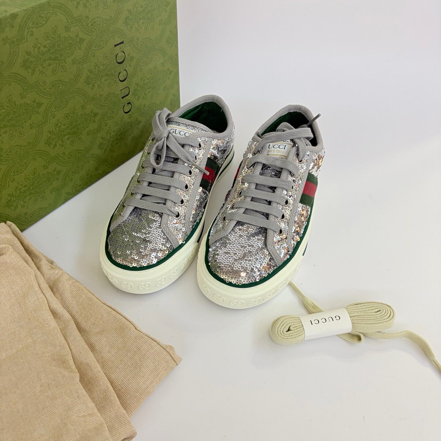 Совершенно новые кроссовки Gucci Gucci Tennis 1977 из ткани с блестками серебристого цвета, размер 34