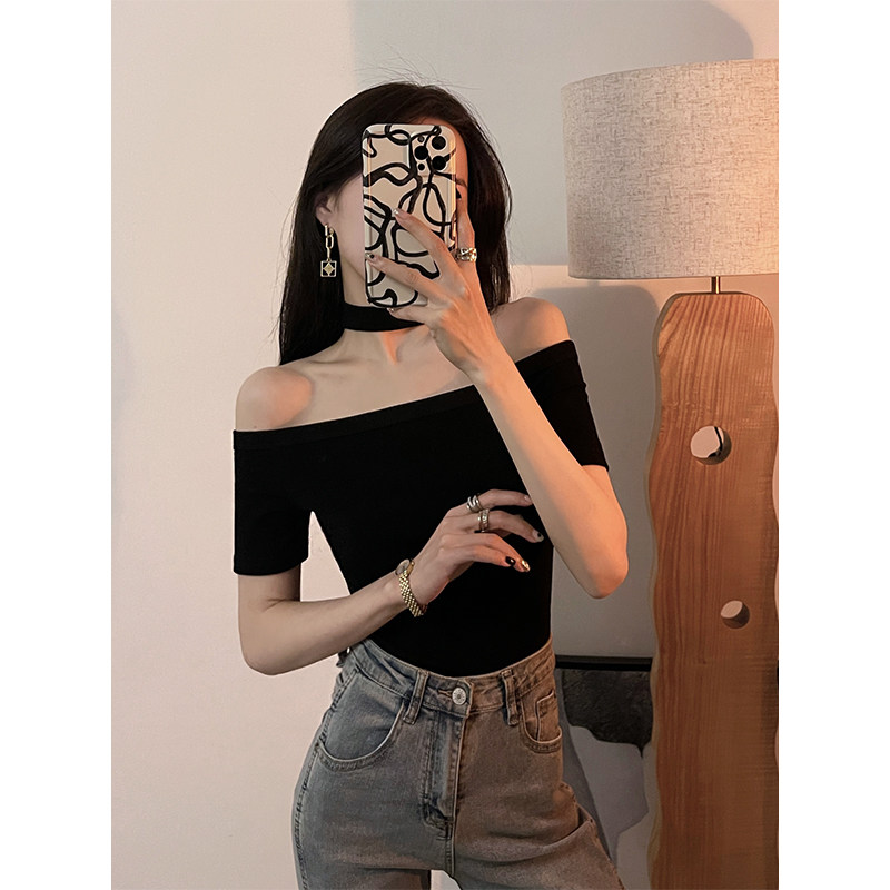 Black collarbone one-shoulder top for women summer 2025 design niche hot girl T-shirt sexy off-shoulder halter neck short sleeves