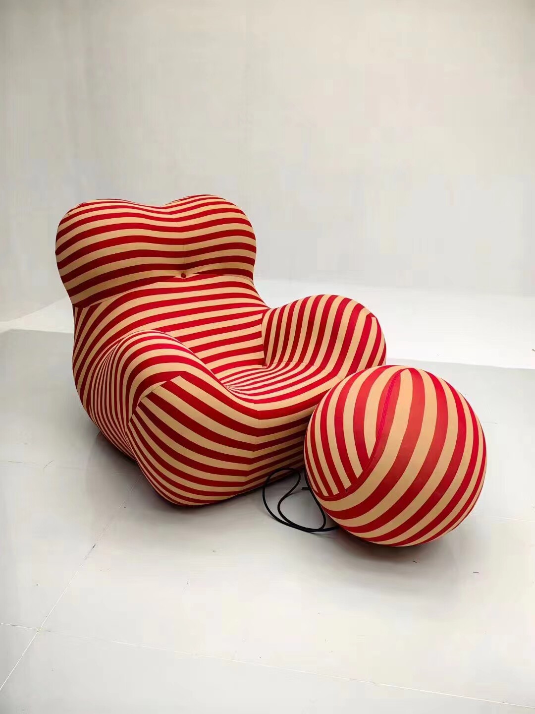 В шезлонге Mother's embrace lounge chair можно спать и прилечь на одноместный художественный диван-кресло знаменитости net