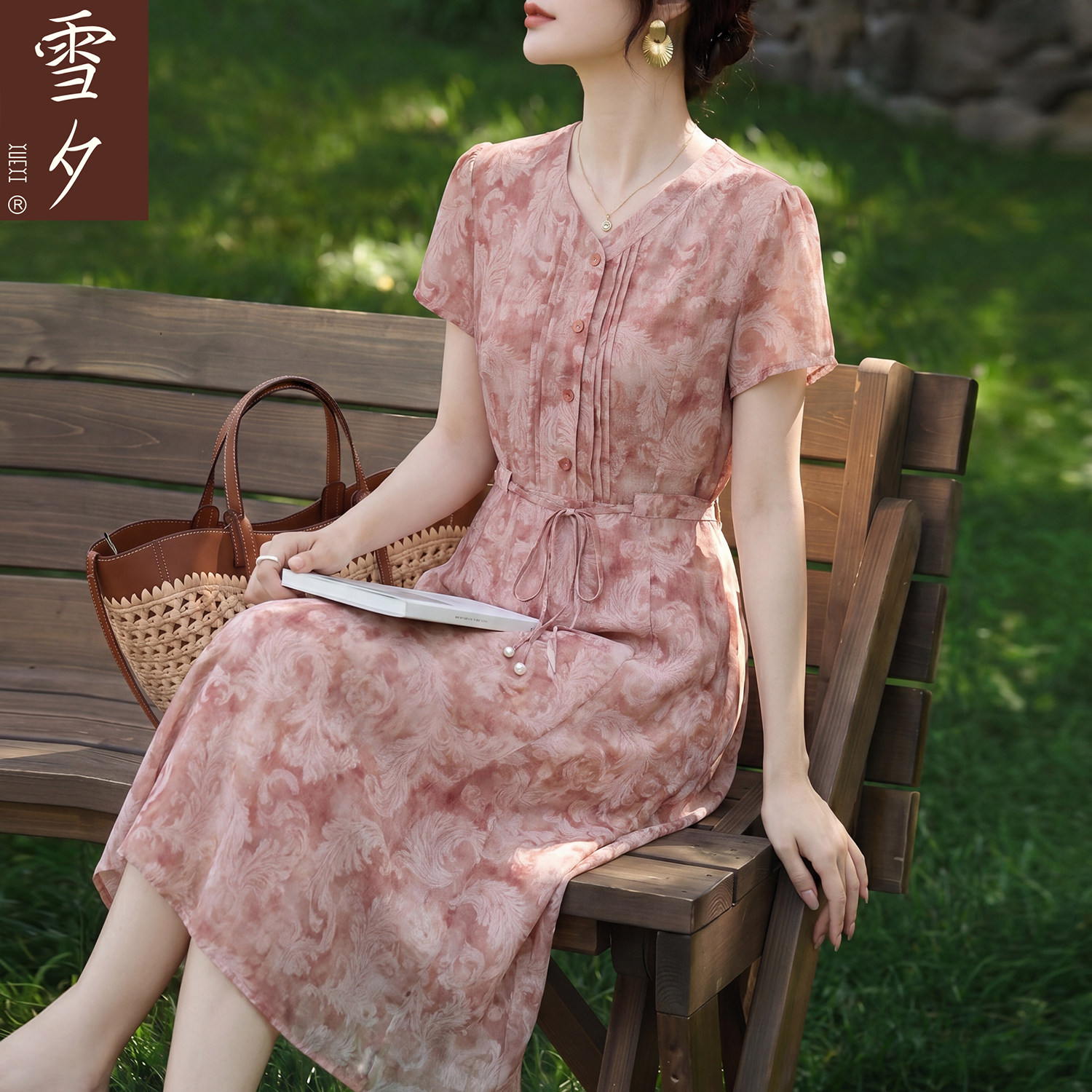 Ni Ping endorses the hot summer new French floral dress for 2026, featuring a slim waist and a mid length skirt for women