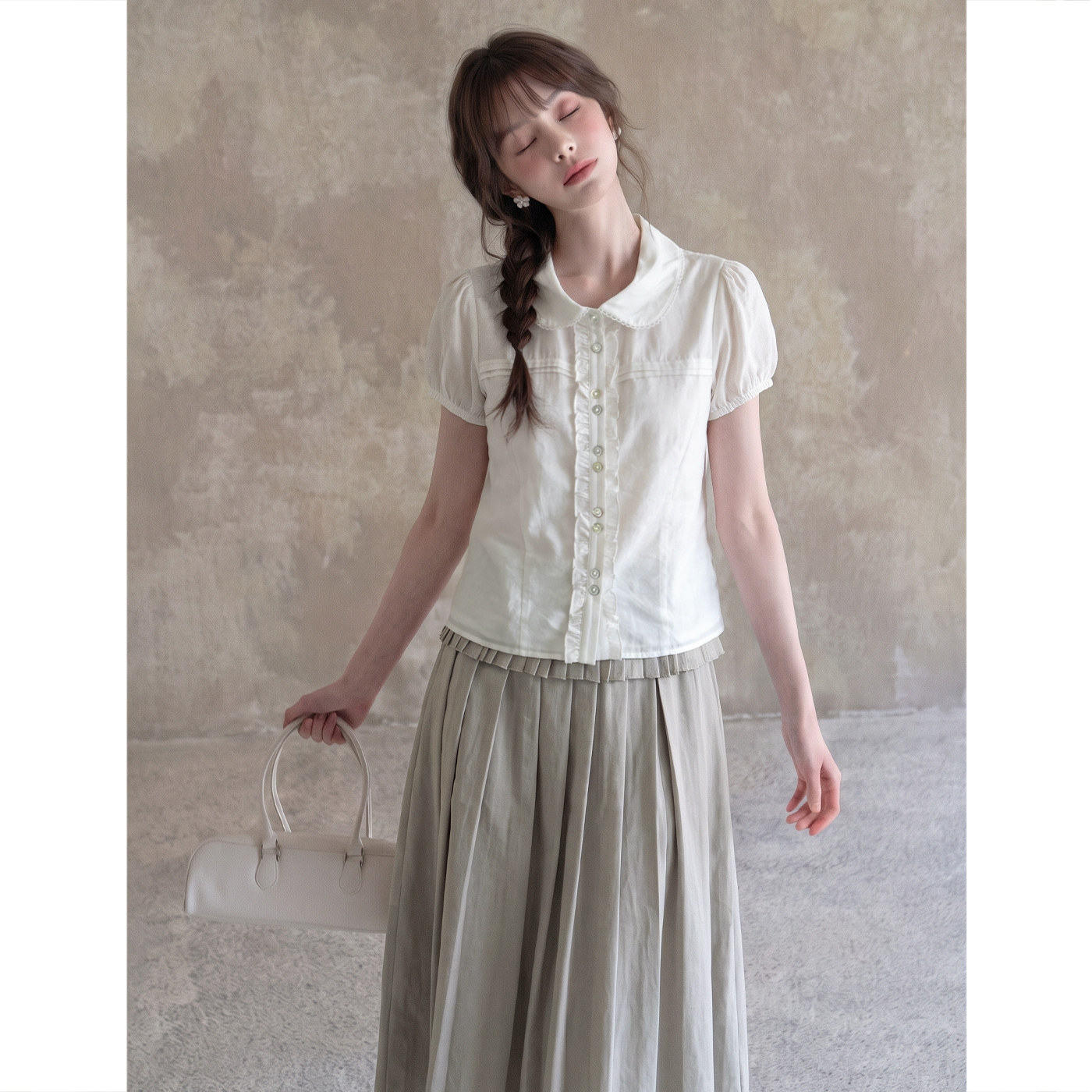 Meng Xiaoqi's short-sleeved blouse with a doll collar and ruffled trim is perfect for summer. It features a slimming design, puff sleeves, and a gentle, feminine style.