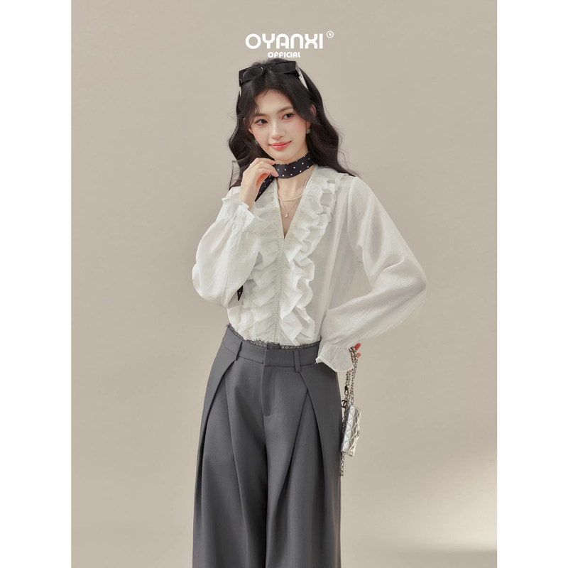 Ouyang happy's "Elegant and Lively" - A super pretty V-neck shirt with ruffled trim, paired with a loose white blouse.