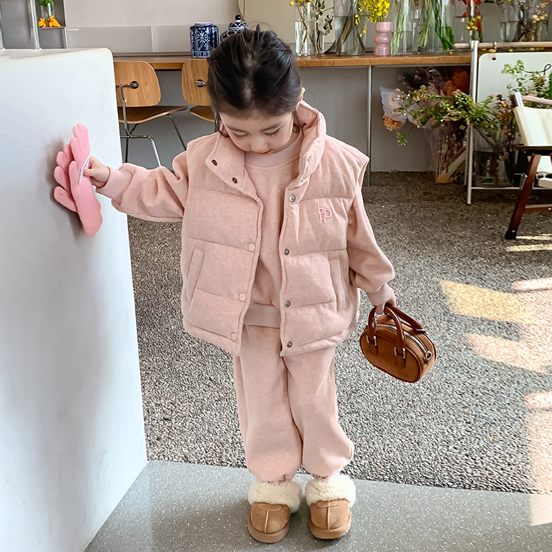 Костюмы для девочек, осенне-зимние модели, новинка 2025 года, зима для маленьких девочек в западном стиле, плюс бархатная утепленная одежда, детские зимние свитера