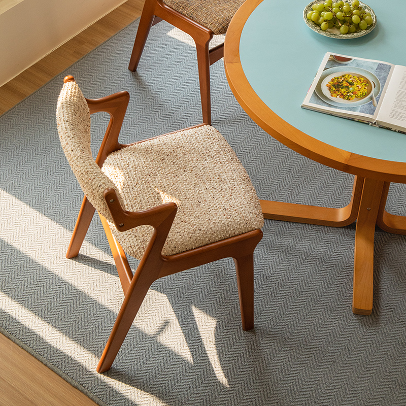 Уникальный обеденный стул Z-образной формы выполнен в средневековом стиле!！