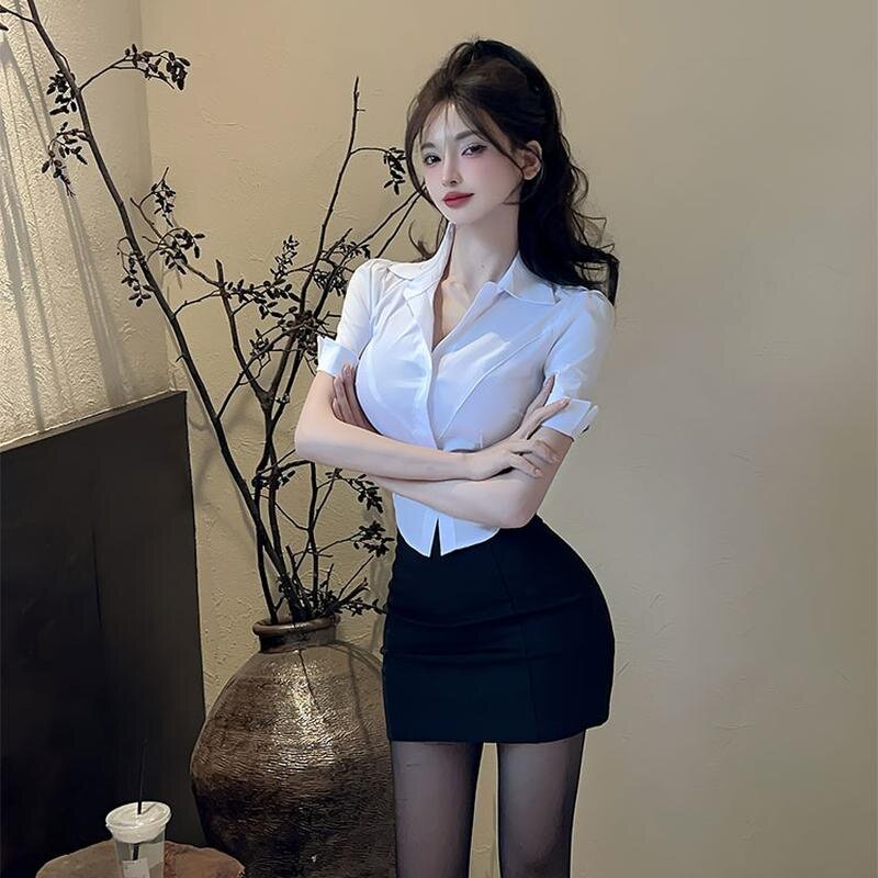 Short, fitted white blouse and bodycon skirt, a professional and elegant outfit for hotel receptionists and secretaries.