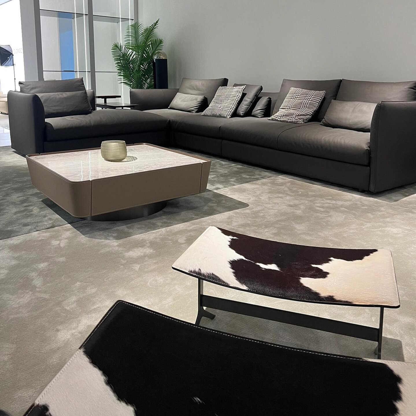 Дизайнерская элитная мебель модельный дом вилла большая квартира клубный особняк главная спальня кожаный диван современный и простой