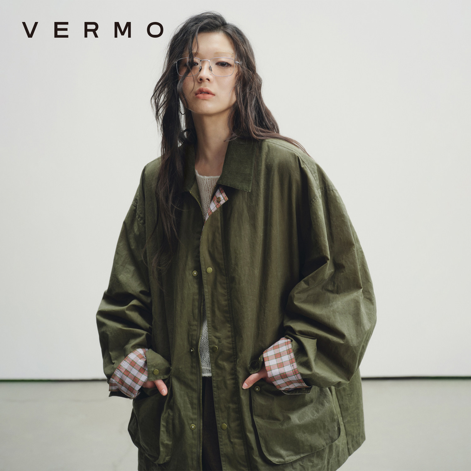 VERMO фиксирует уникальные следы износа, ощущение ретро на бумаге, масляно-восковую ткань, куртку для зернового склада