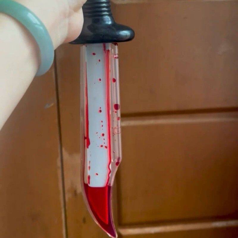 Halloween bleeding knife, plastic replica knife, cosplay stage performance prop, anime exhibition weapon, flowing blood