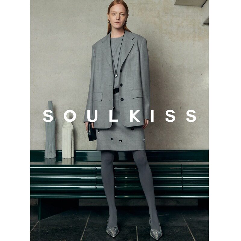 ВЛАДЕЛЕЦ SOULKISS всячески пропагандирует городских ЯППИ, итальянское мастерство, прямые брюки из тонкой шерсти, пиджаки от костюмов, женские