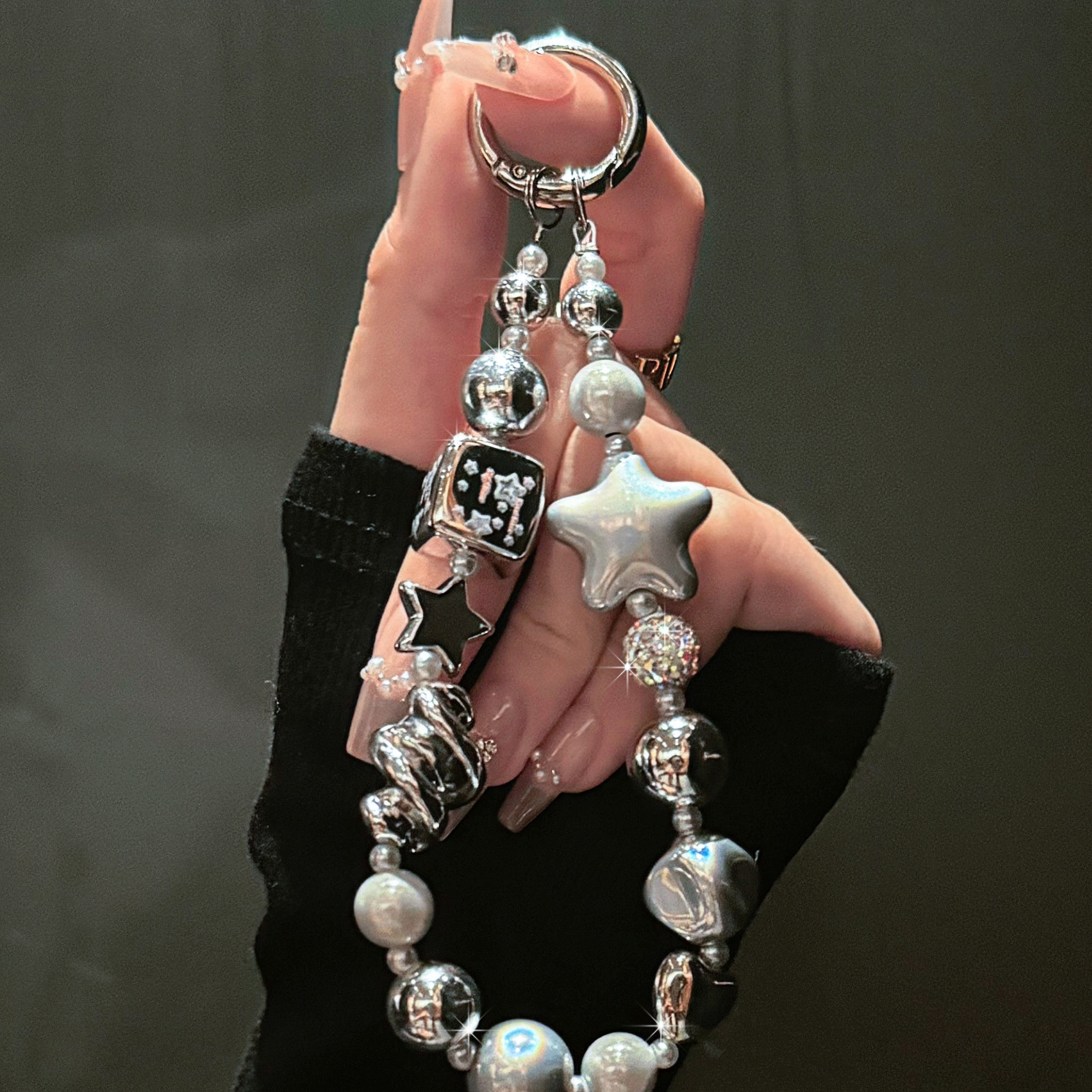 Silver-gray star and square bracelet, suitable for all phone cases, new minimalist electroplated phone chain, light luxury, high-end feel, multi-functional keychain lanyard, women's short chain, anti-loss, fashionable and trendy.