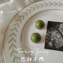 French avocado green circular earrings exude a Hong Kong style retro style earrings, mosquito coils, ear clips, high-end and elegant earrings