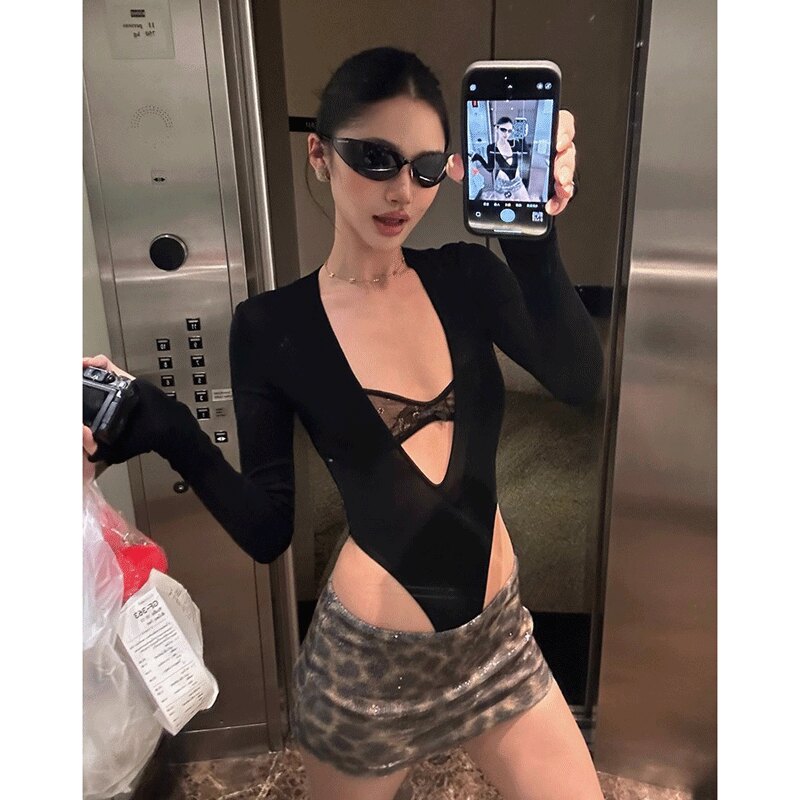 rovente выпускает черную цельнокроеную женственную футболку hot girl в городском стиле с длинными рукавами и облегающим кружевным v-образным вырезом