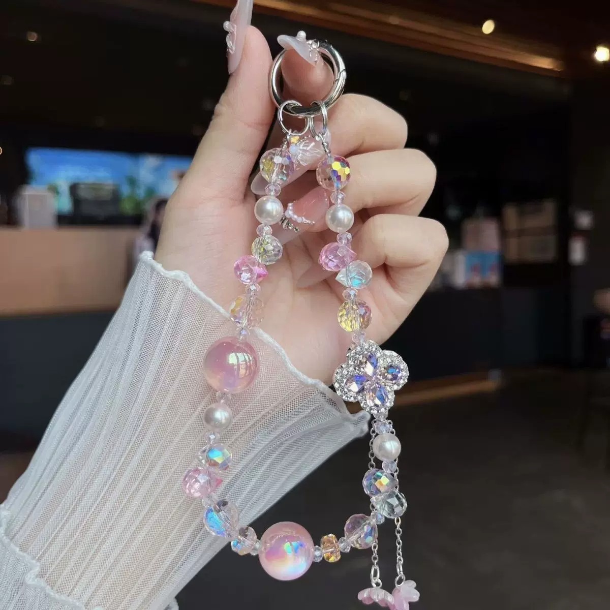 LOUFB Japanese mobile phone charm, sparkling rhinestone four-leaf clover crystal bead pendant, exquisite and high-end women's wrist accessory.