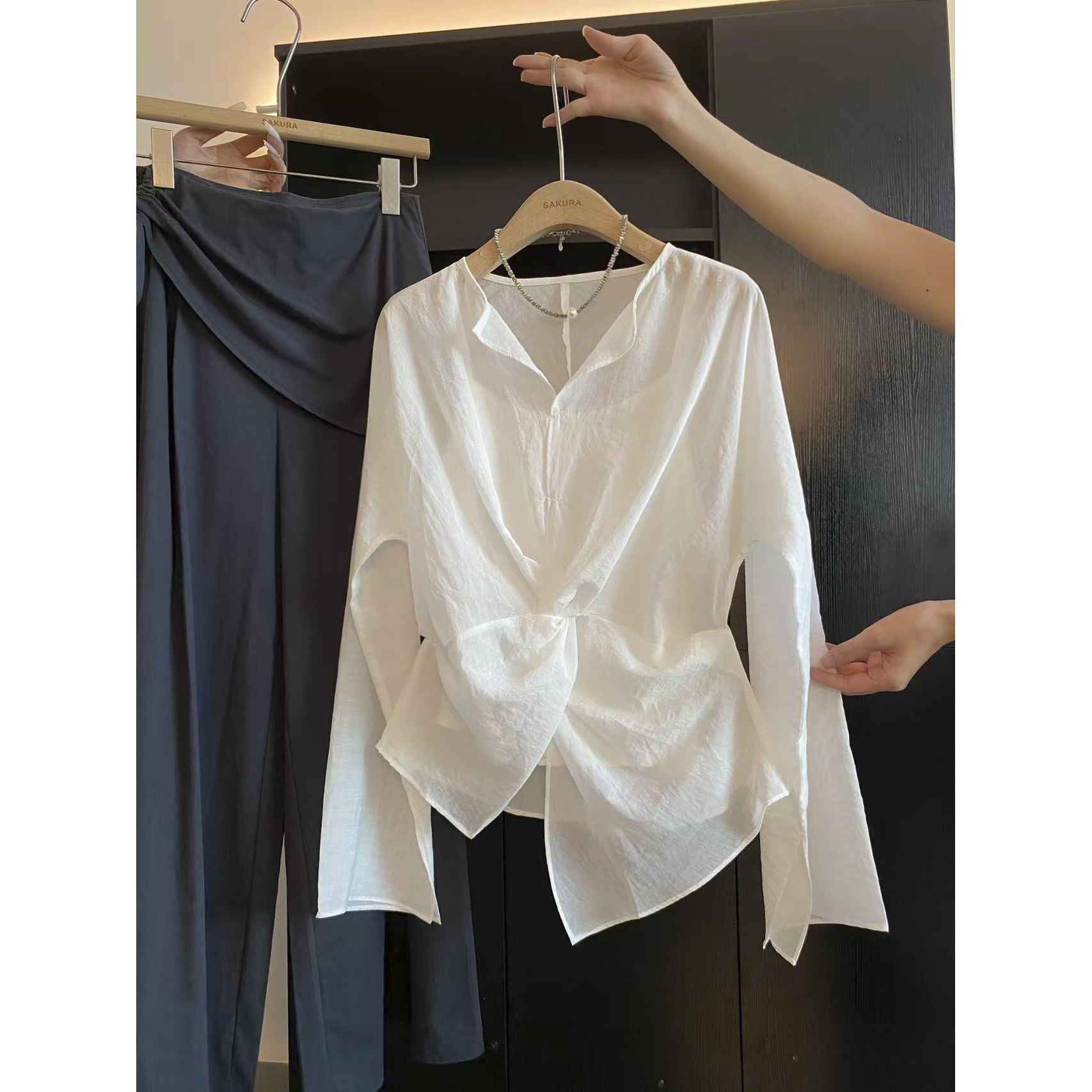 SAKURA LUXE's Homemade Korean Style V-Neck Twisted Two-Piece Lightweight Long-Sleeved Shirt Set - Qingye Yunshu