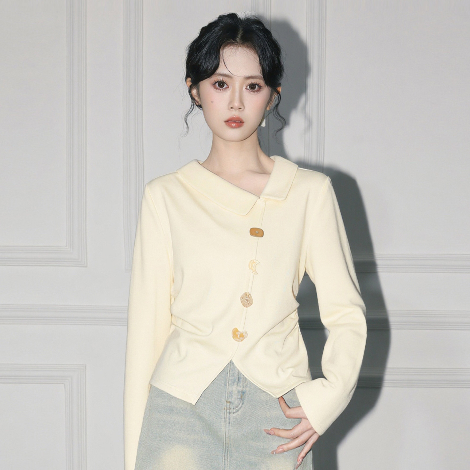Apricot-colored irregular long-sleeved T-shirt for women, spring and autumn 2026 new style, design-conscious pleated waist, straight shoulder short top.