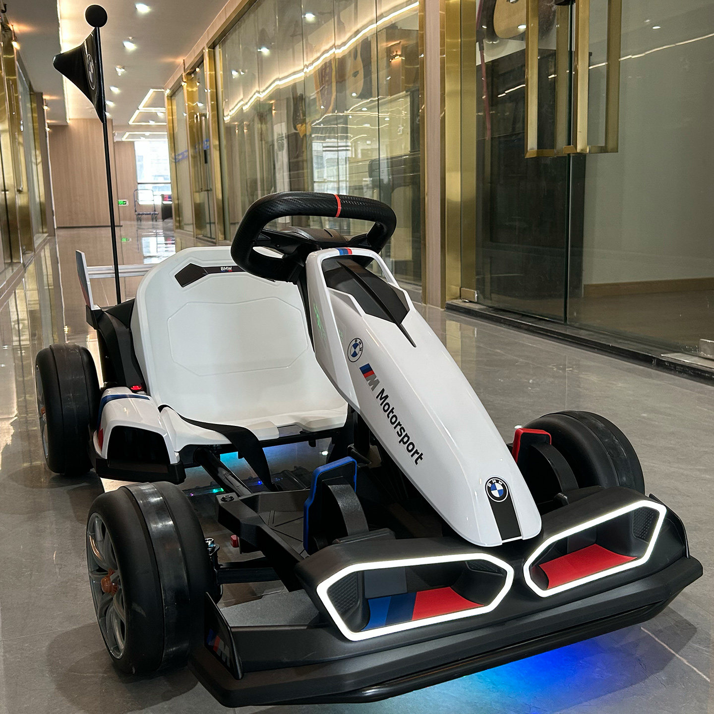 Четырехколесный игрушечный автомобиль BMW children's electric kart, на котором дети могут сидеть верхом на взрослых и младенцах, дрифтует на выдвижных гоночных автомобилях