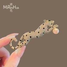 Heavy industry, light luxury, cheetah brooch, high-end female crystal couple brooch, personalized chest flower, high-end feeling, clothing accessories and decoration