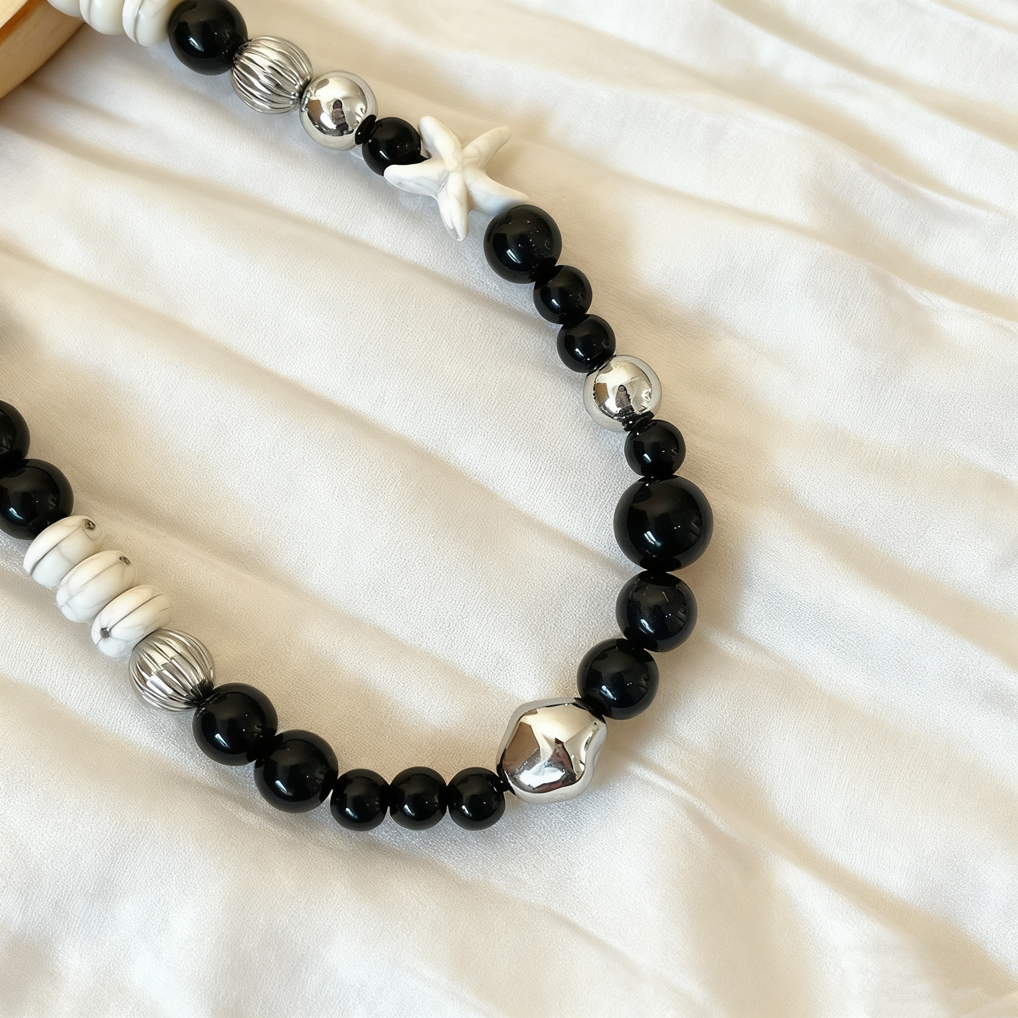 Cute black cat-themed short lanyard for phones, keys, etc.