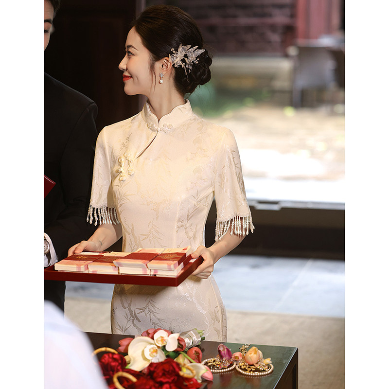 Yu Ning white cheongsam 2026 young new Chinese pearl красивое платье для помолвки с юбкой для маленького мужчины, регистрация сертификата