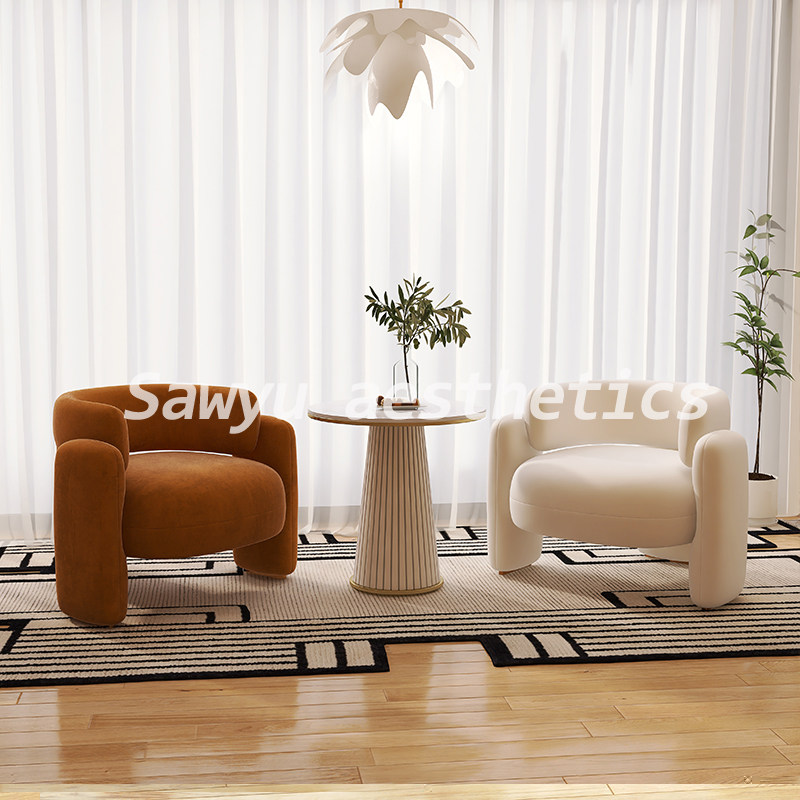 Одноместный диван-кресло Zeyu Cream на балконе lazy light роскошное маленькое одноместное кресло в сочетании с салоном красоты, гостиной, столом для приема гостей и стулом