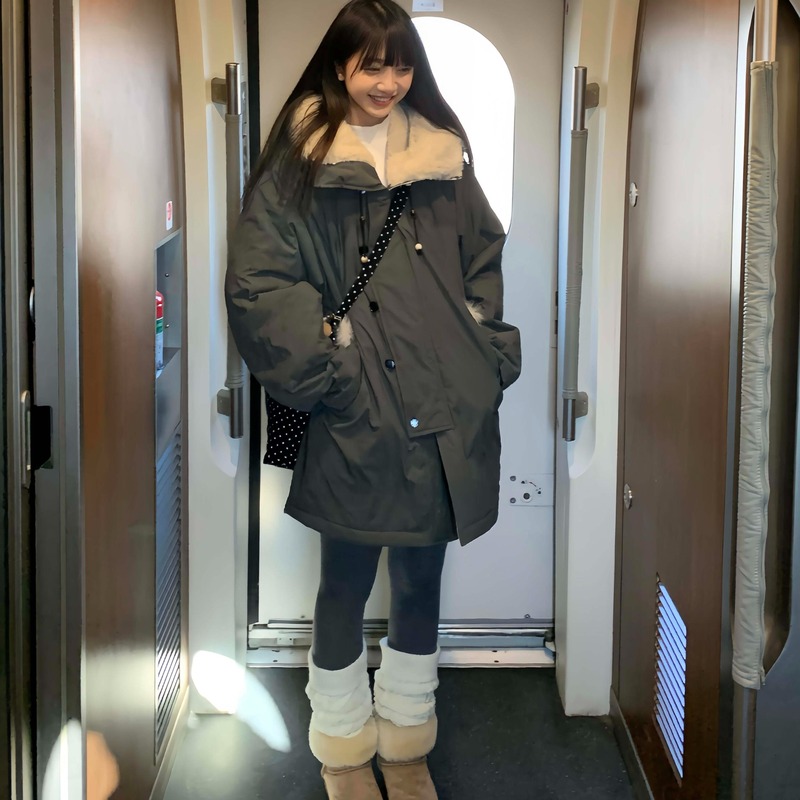 Эта куртка средней длины, мягкая и удобная, защищающая от холода и ветра, обеспечивает защиту от любых погодных условий