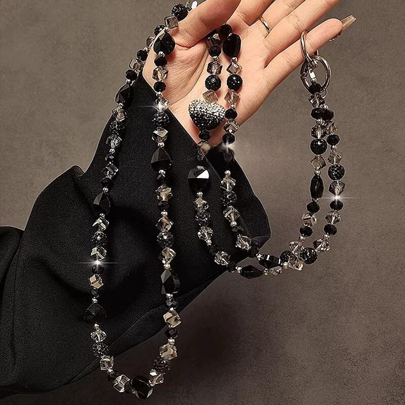 Luxury mobile phone chain lanyard, short style, black and white heart-shaped crystal beaded pendant, exquisite and high-end wrist chain clip.