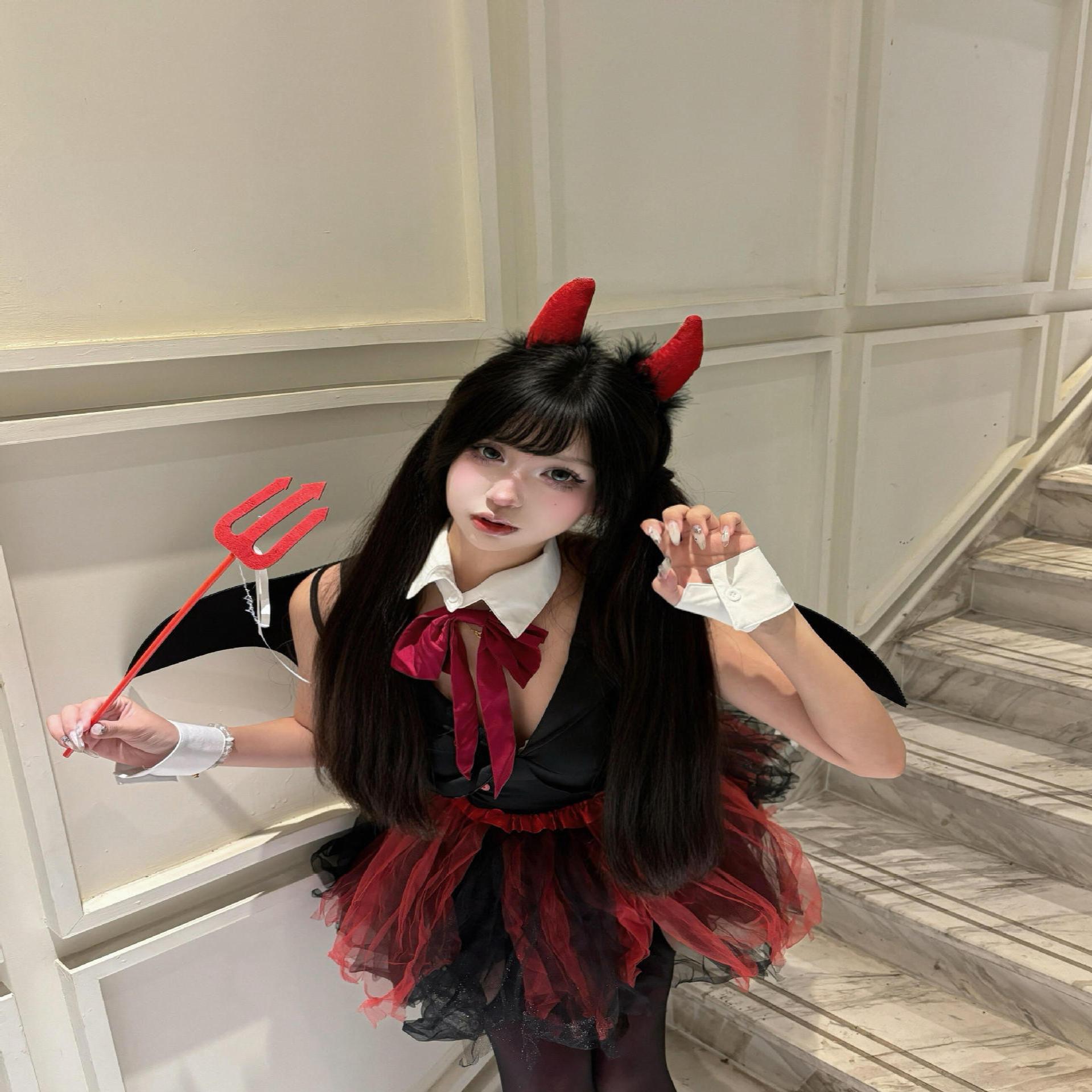 Dark-themed demon feather wings cosplay costume with accessories and angel hair accessories for an atmospheric photo shoot.
