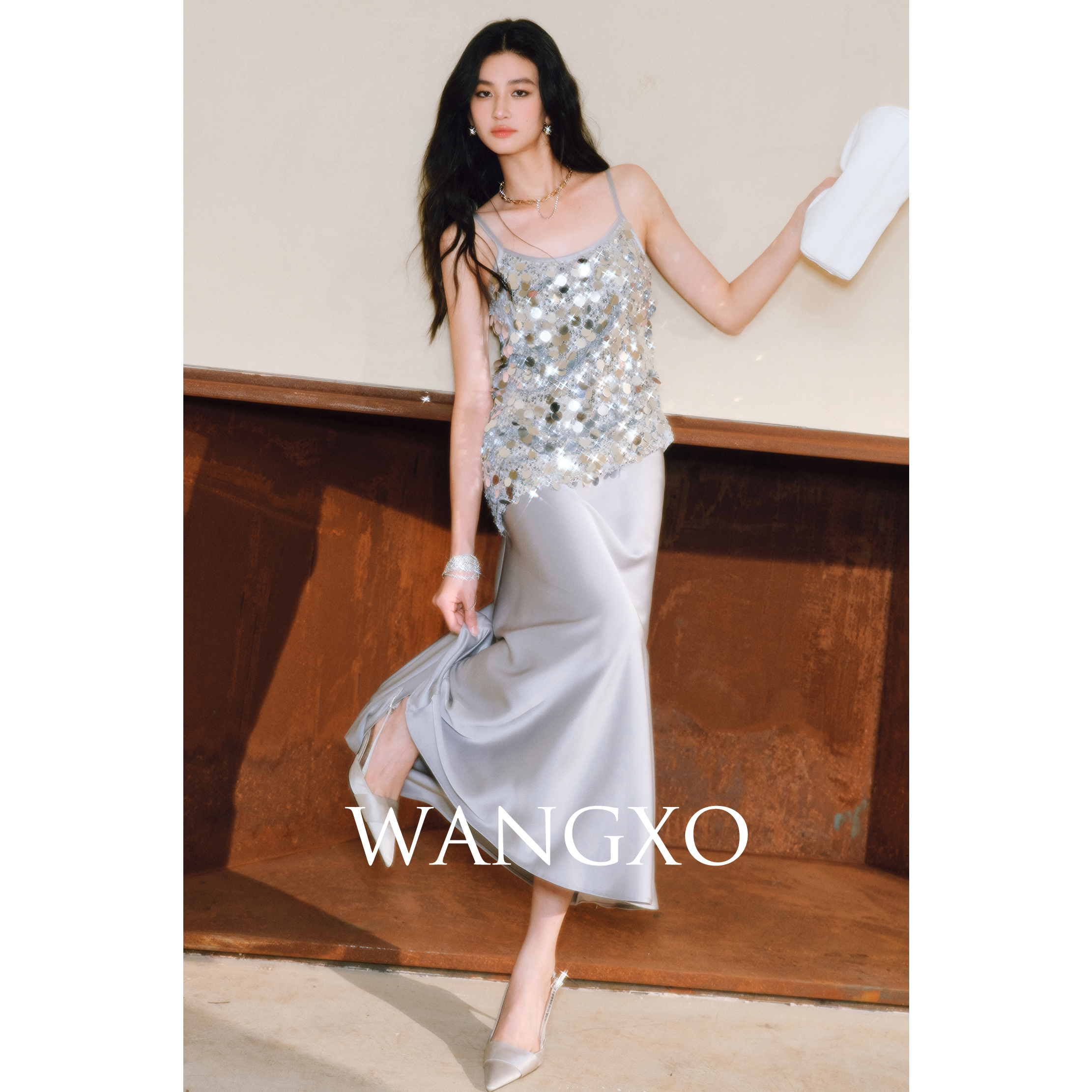 WANGXO/Двухсторонний атлас с яркими блестками для тяжелой промышленности; Легкая роскошная юбка на подтяжках из двух частей с ручной плиссировкой и разрезом по диагонали.