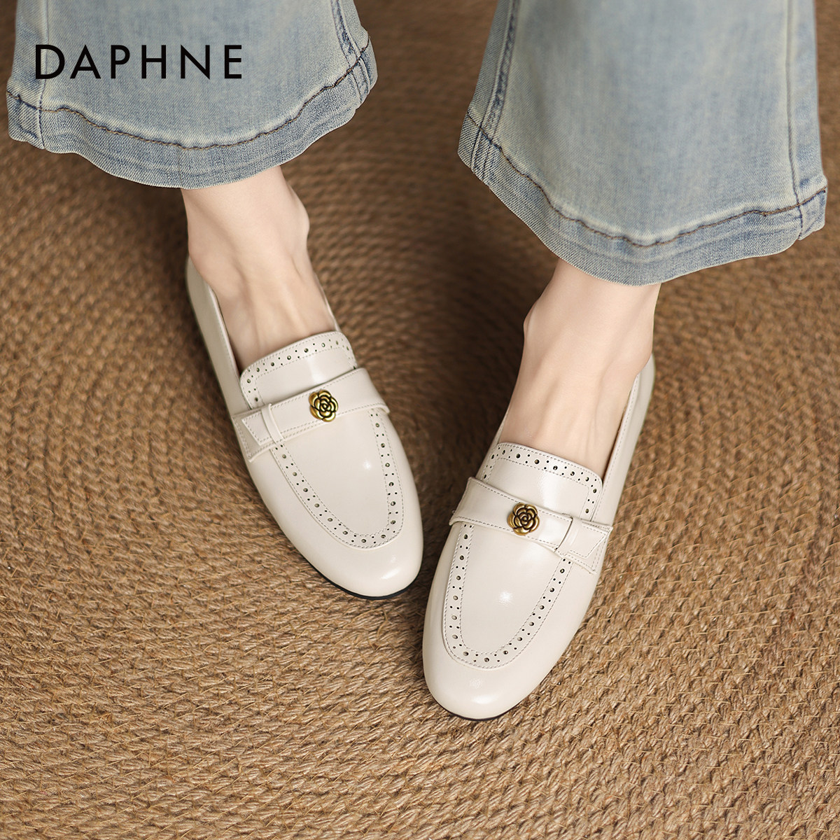 Женские лоферы Daphne white; новинка осени 2026 года; маленькие кожаные туфли с резным узором из воловьей кожи; туфли на плоской подошве с педалями