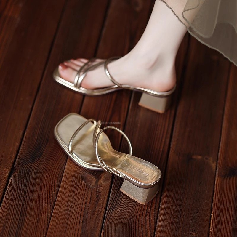 Stylish and elegant Hong Kong style women's sandals, new summer 2026 design, perfect for petite women, fashionable genuine leather chunky heel flip-flops.