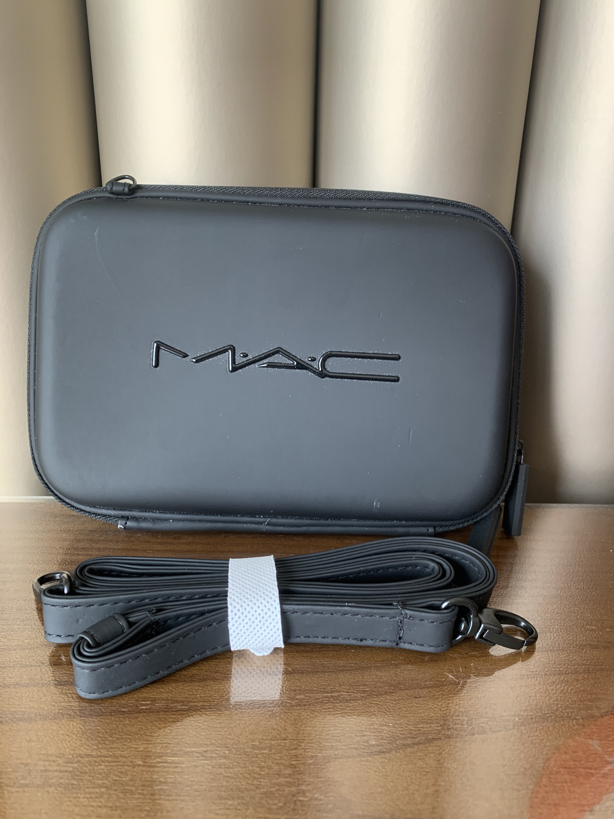Обратите внимание на подарочную косметичку Meike MAC fidelity без внешней упаковочной коробки, не возражайте, если вы ее возьмете.