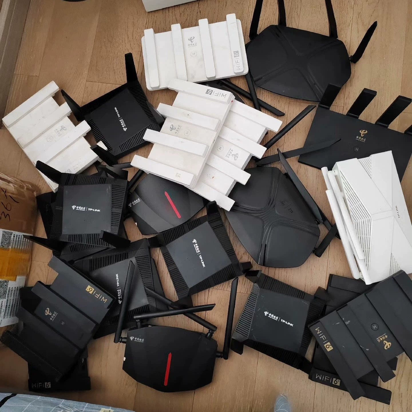Неисправное оборудование телекоммуникационного маршрутизатора TP-LINK гигабитный маршрутизатор WIFI6 с телевизионной приставкой и камерой cat используется для возврата в сеть