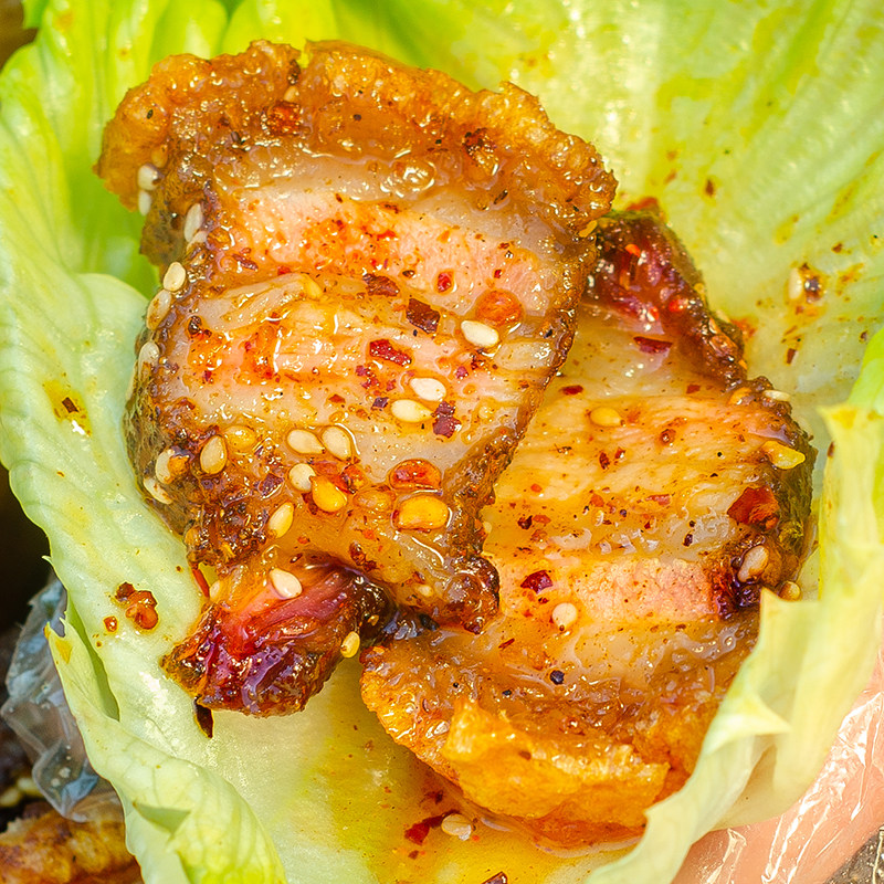 Authentic crispy grilled pork belly cooked snacks, pork fat residue, casual internet celebrity, whole crispy and ready to eat, drama following
