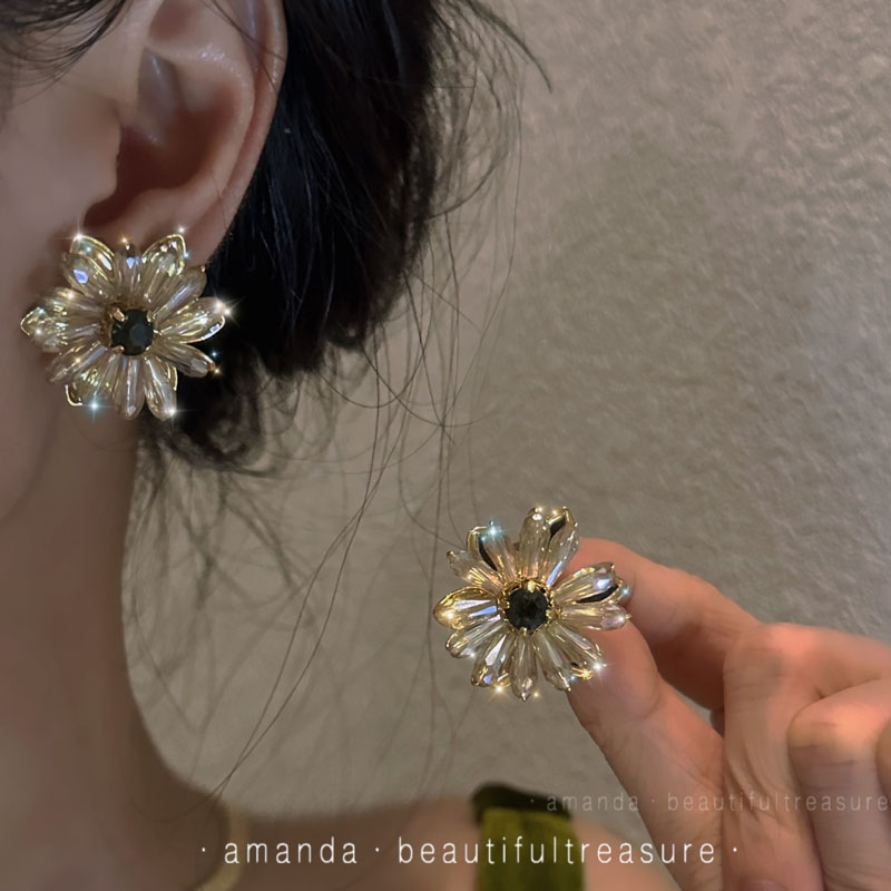 Клипсы для ушей Maillard grey crystal flower демонстрируют белые ретро-серьги, женские высококачественные преувеличенные большие серьги корейского темперамента