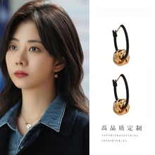 Black earrings and earrings are popular, with a niche design that exudes a sense of luxury