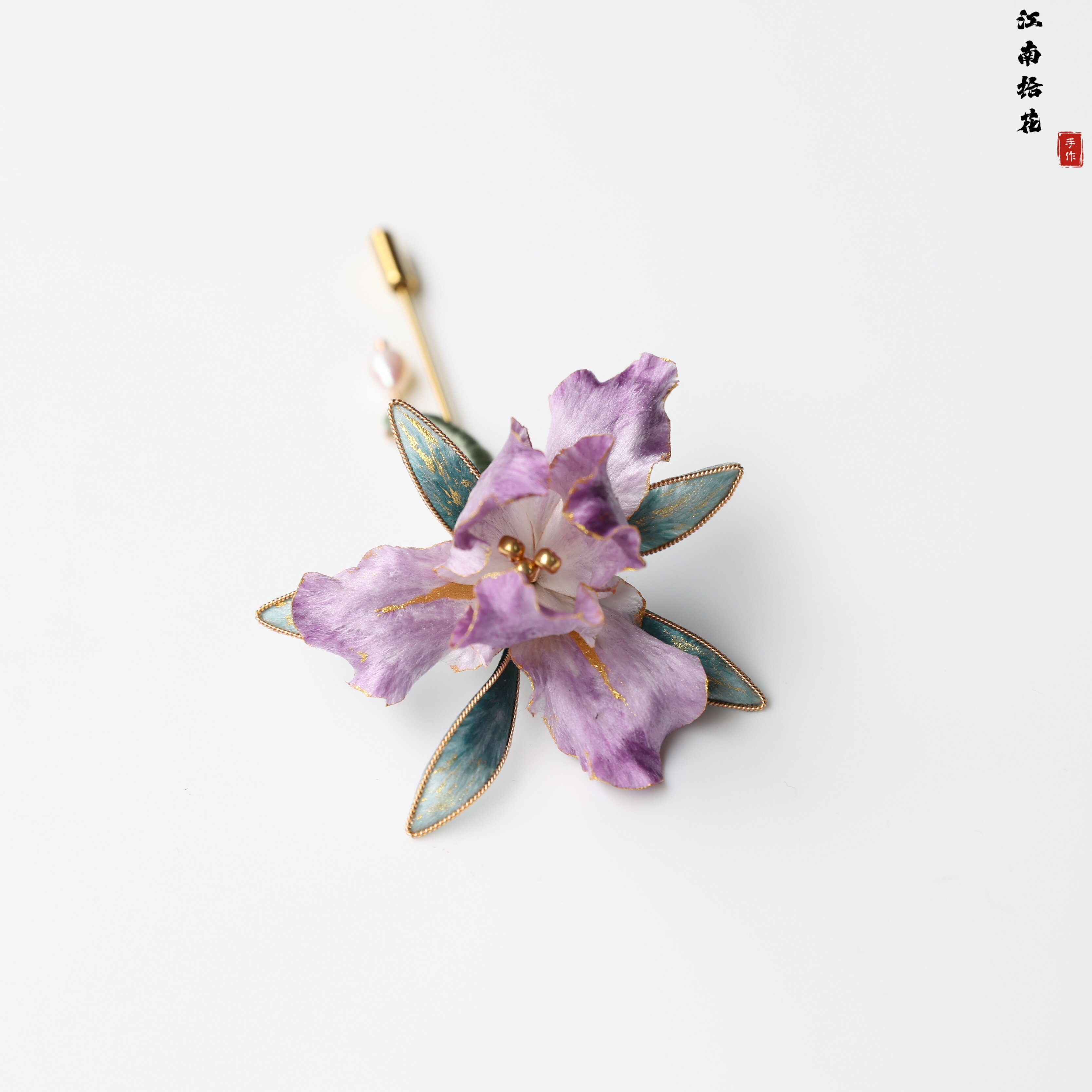 Jiangnan Picking Flowers Intangible Cultural Heritage Handmade Velvet Flower Iris Brooch: Exquisite, Small, and Versatile Accessories, Purple Flower Brooch