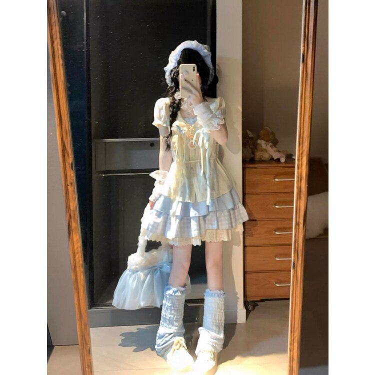 Sweet and preppy style outfit for early summer: a gorgeous two-piece set featuring a cute Peter Pan collar short-sleeved top and a tiered skirt.