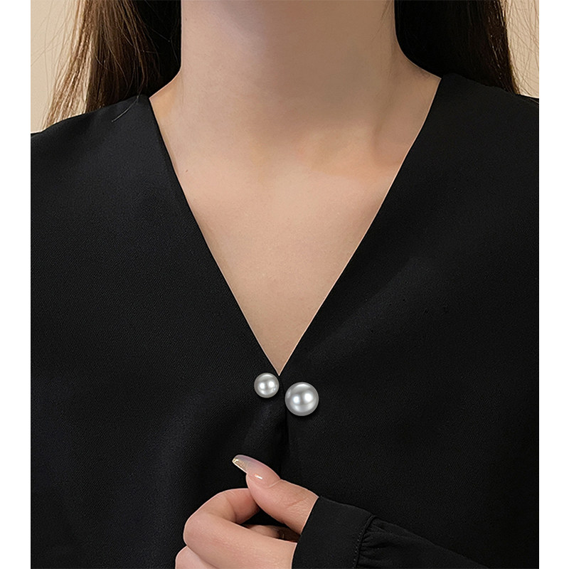Neckline anti-exposure device, simple pearl brooch buckle, exquisite corsage pin, clothing fastener, waist-slimming accessory.