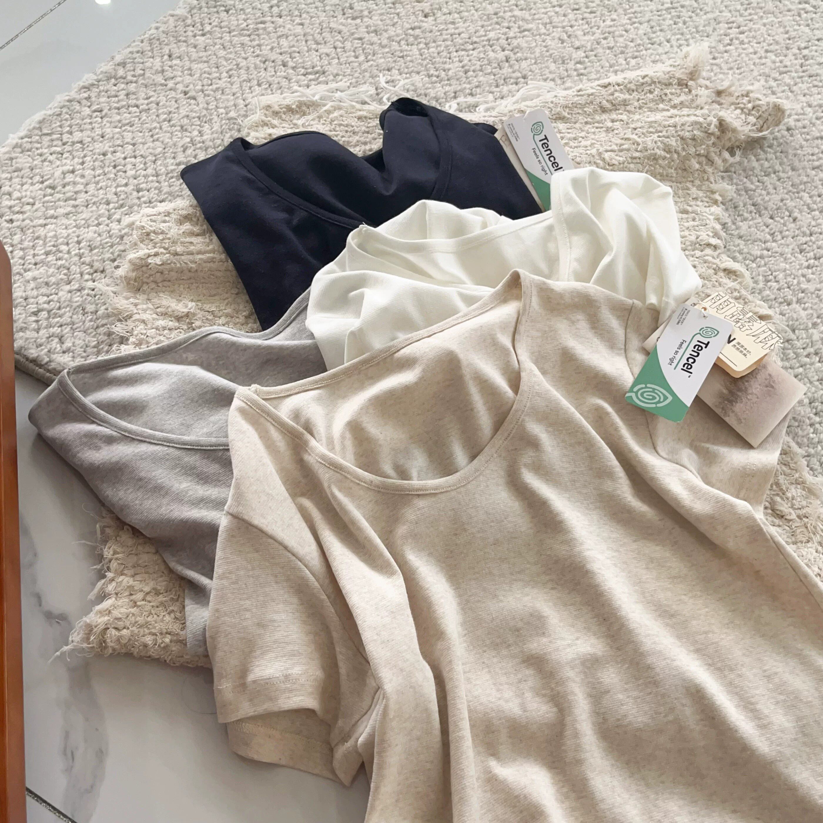 Женская шерстяная футболка Tencel с короткими рукавами, новинка 2026 года, летний корейский стиль, прямые плечи, V-образный вырез, высококачественная свободная внутренняя и верхняя одежда