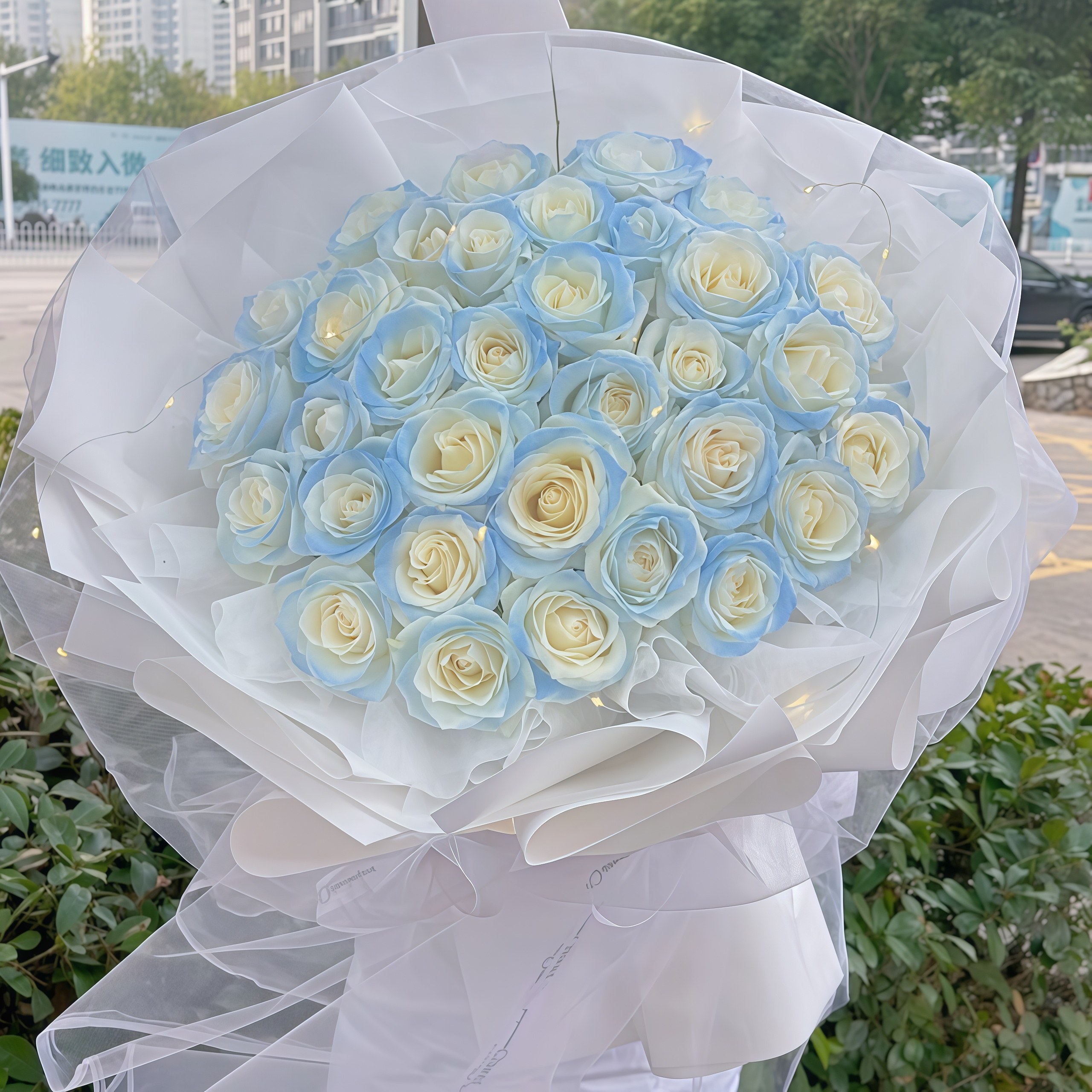 Розы Broken ice blue доставляются в магазины по всей стране, а букеты цветов доставляются именинникам в том же городе...
