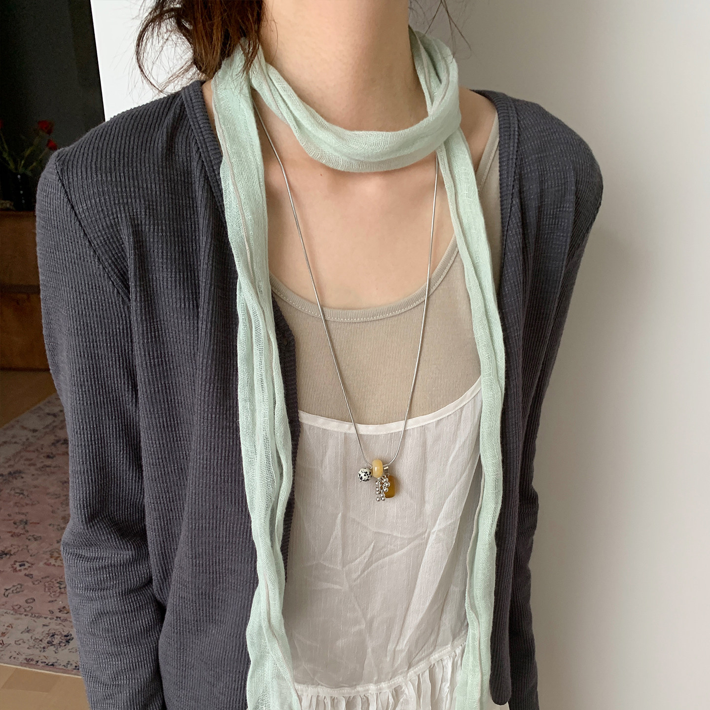 Retro-style linen scarf for women, simple, breathable, versatile, thin, high-end, suitable for neck or hair tie.
