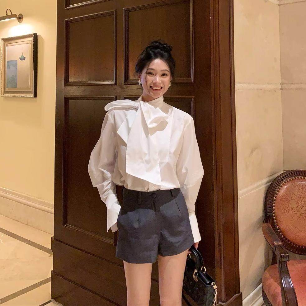 Elegant British-style white ribbon bow blouse for women, slimming, loose-fitting long-sleeved shirt for autumn.