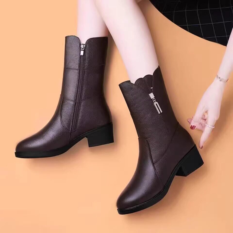 Brand clearance sale genuine leather mid-calf boots for mothers, 2025 winter new style, chunky heel leather shoes, women's snow boots.