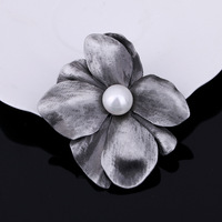 Retro light luxury pearl flower brooch metal diy decorative accessories exquisite and elegant fashion bud jewelry