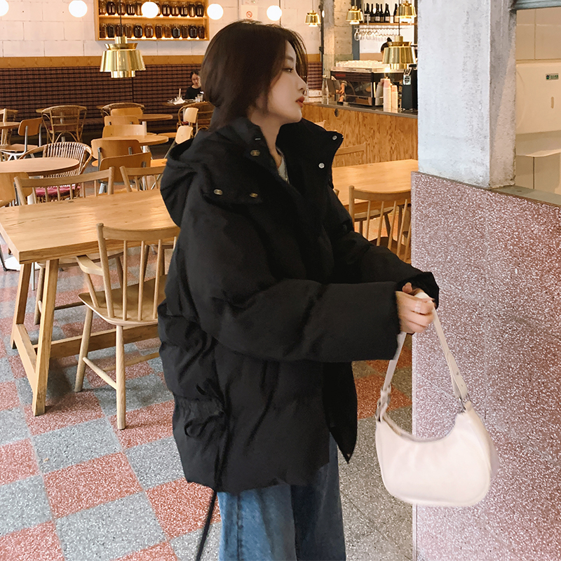 Черная пуховая стеганая куртка с капюшоном, женская короткая зимняя новинка 2025 года, свободная толстая стеганая куртка, маленькая стеганая куртка