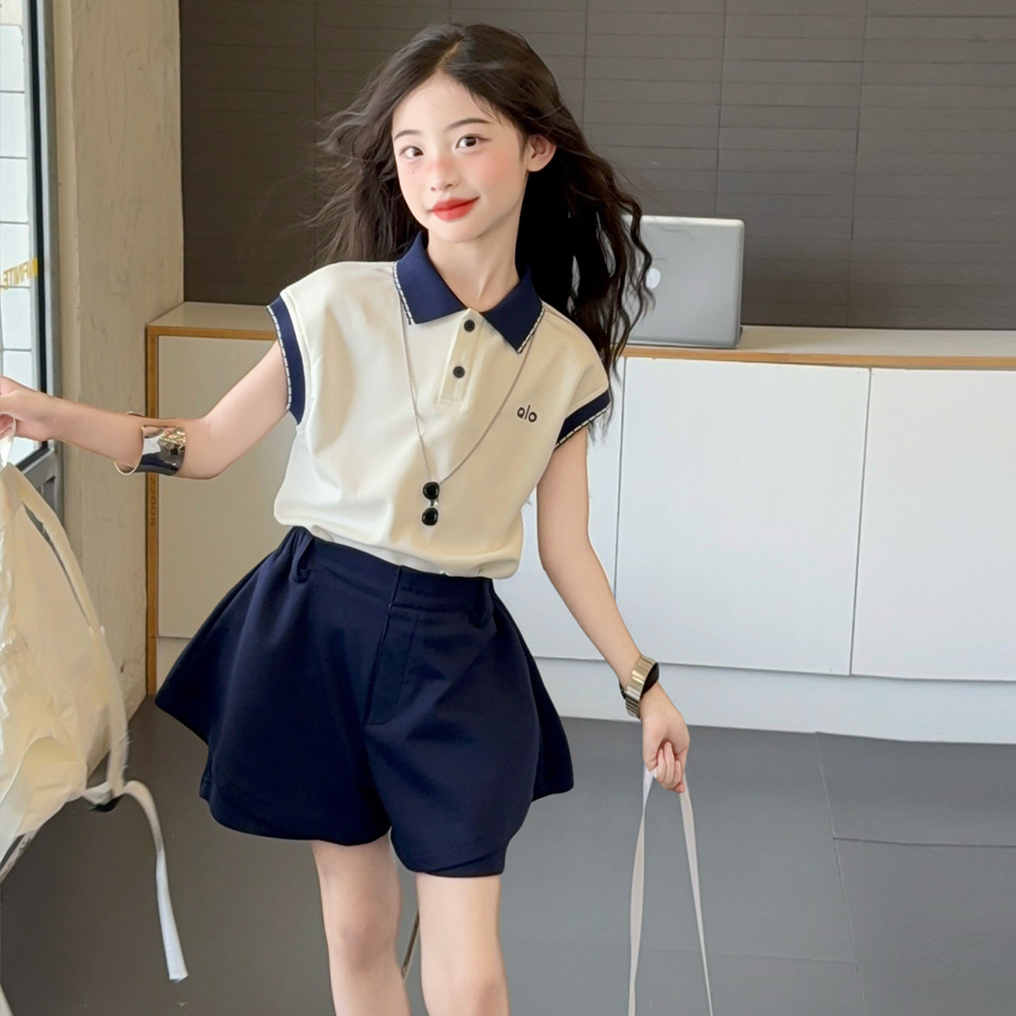 Летний костюм для девочек, новинка 2026 года, детская одежда для колледжа, крутая рубашка-поло без рукавов для девочек, шорты, спортивный костюм-двойка