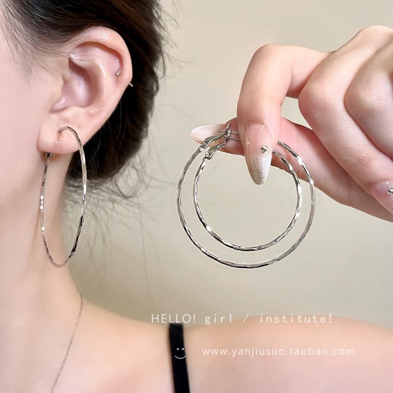 Простые серебряные серьги-кольца с мелким блеском, преувеличенные простые серьги-кольца, женские 2025 новые взрывные серьги высокого класса, уникальные серьги-кольца